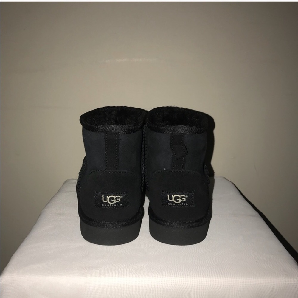 NEVER WORN BEFORE CLASSIC MINI UGGS